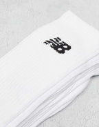 https://images.asos-media.com/products/new-balance-confezione-da-3-paia-di-calzini-bianchi-con-logo/204404294-4?$n_750w$&wid=750&fit=constrain