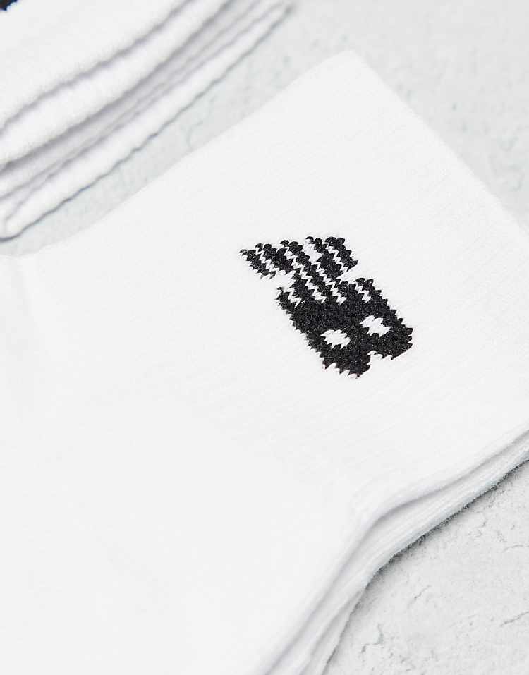 https://images.asos-media.com/products/new-balance-confezione-da-3-paia-di-calzini-bianchi-con-logo/204404305-3?$n_750w$&wid=750&fit=constrain