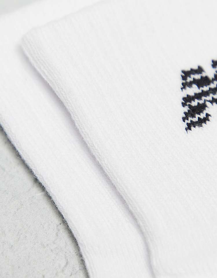 https://images.asos-media.com/products/new-balance-confezione-da-3-paia-di-calzini-bianchi-con-logo/204404305-4?$n_750w$&wid=750&fit=constrain