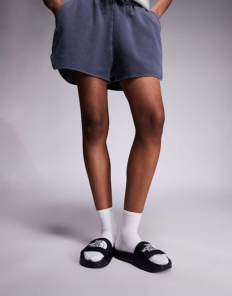 https://images.asos-media.com/products/the-north-face-base-camp-iii-sliders-nere/204529730-2?$n_750w$&wid=750&fit=constrain