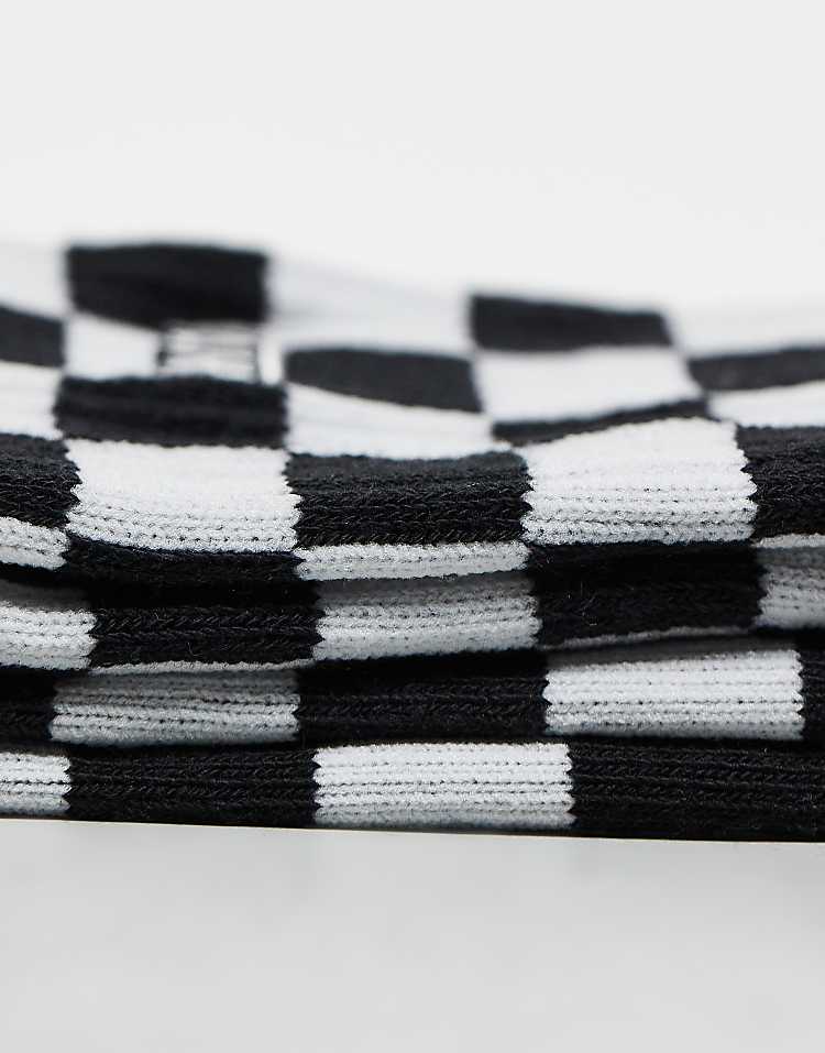 https://images.asos-media.com/products/vans-calzini-a-scacchi-bianco-e-nero/209306917-2?$n_750w$&wid=750&fit=constrain