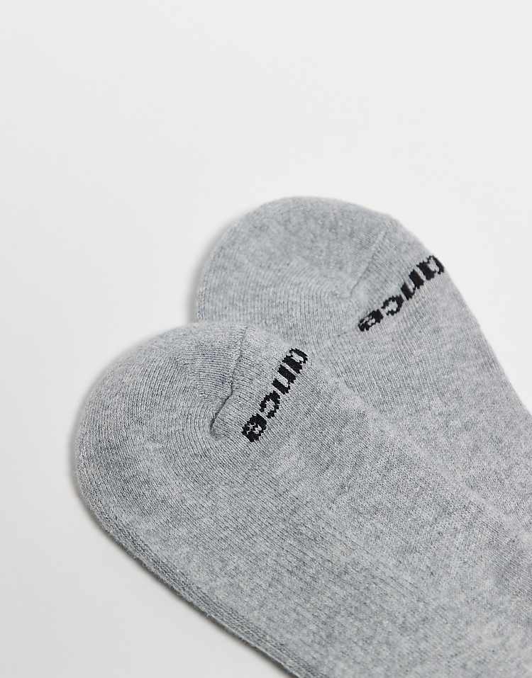https://images.asos-media.com/products/new-balance-confezione-da-3-paia-di-calzini-grigi-con-toppa-nera-con-logo/209507640-3?$n_750w$&wid=750&fit=constrain